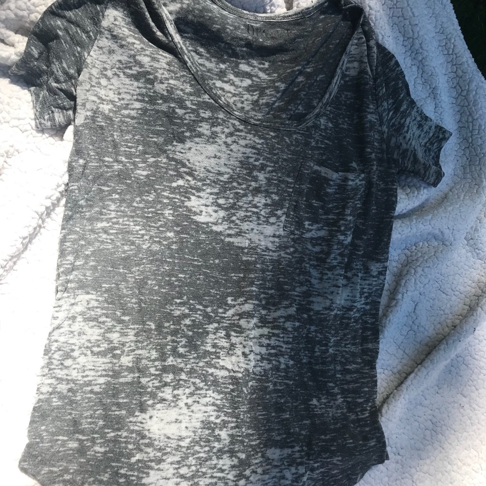 gray tee shirt